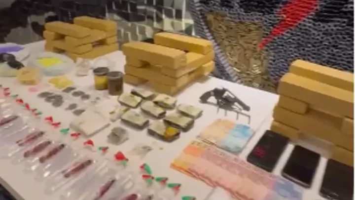 PMMG apreendeu maconha, cocaína, crack, ecstasy, lança-perfume, arma, munições, celulares e dinheiro.