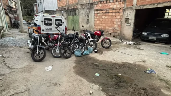 PMMG recuperou quatro motos furtadas e apreendeu dois veículos e uma gazua no bairro Havaí, em Belo Horizonte.
