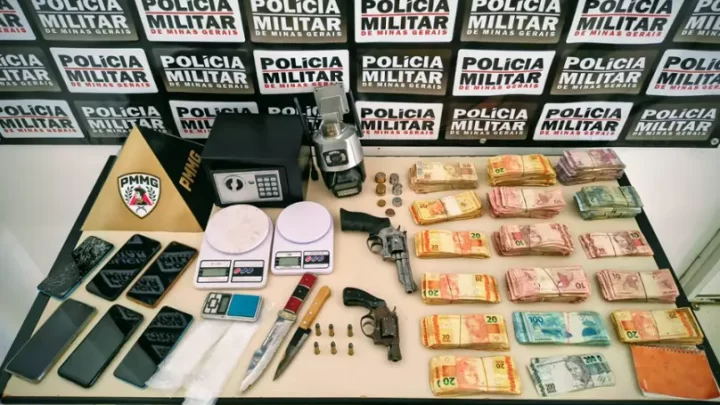 Ação da PMMG em São Romão apreendeu armas, celulares, balanças, anotações do tráfico e cerca de R$ 42,5 mil.