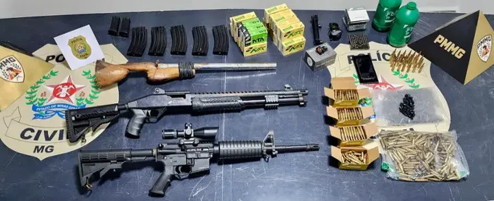 Ação da PMMG e da Delegacia de Homicídios de Ipatinga cumpriu mandado e apreendeu armas, munições e outros materiais no bairro Alvorada.
