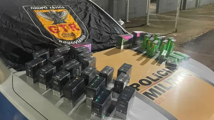 Fiscalização na BR-146 localizou 119 cigarros eletrônicos e frascos de essência em um ônibus interestadual.