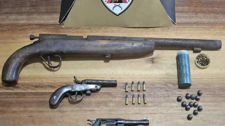 PMMG apreendeu um Fiat Strada com sinais adulterados e três armas de fogo irregulares em Cantagalo.