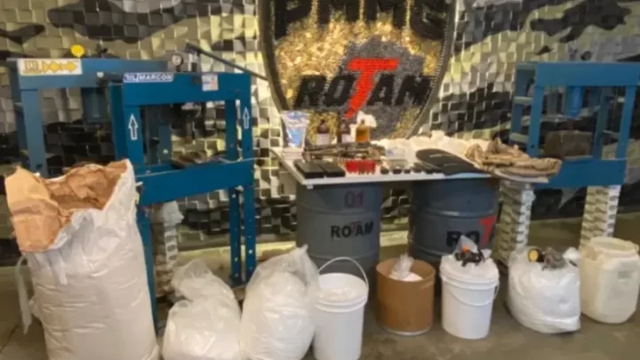 Segundo a PMMG, droga foi encontrada em duas residências usadas para refino do entorpecente em Esmeraldas.