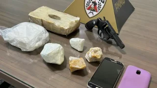 Segundo a PMMG, suspeita estava em um táxi entre Governador Valadares e Conselheiro Pena com drogas e arma em uma bolsa.