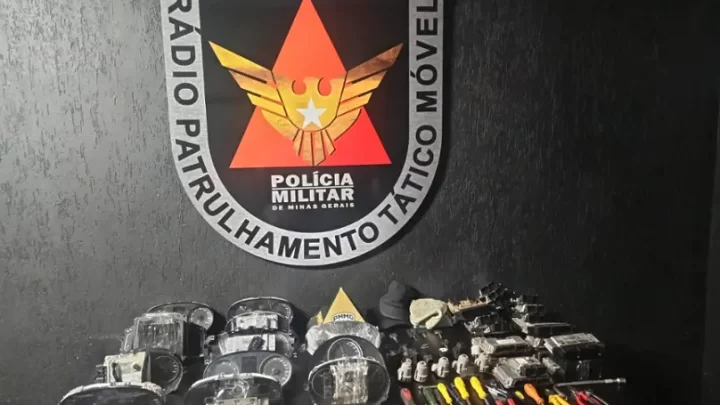 Segundo a PMMG, suspeitos foram encontrados em um carro com peças automotivas e materiais de procedência suspeita em Belo Horizonte.