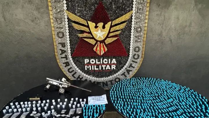 Segundo a PMMG, adolescente foi localizado em casa abandonada com cocaína, maconha, haxixe, arma artesanal e munições.