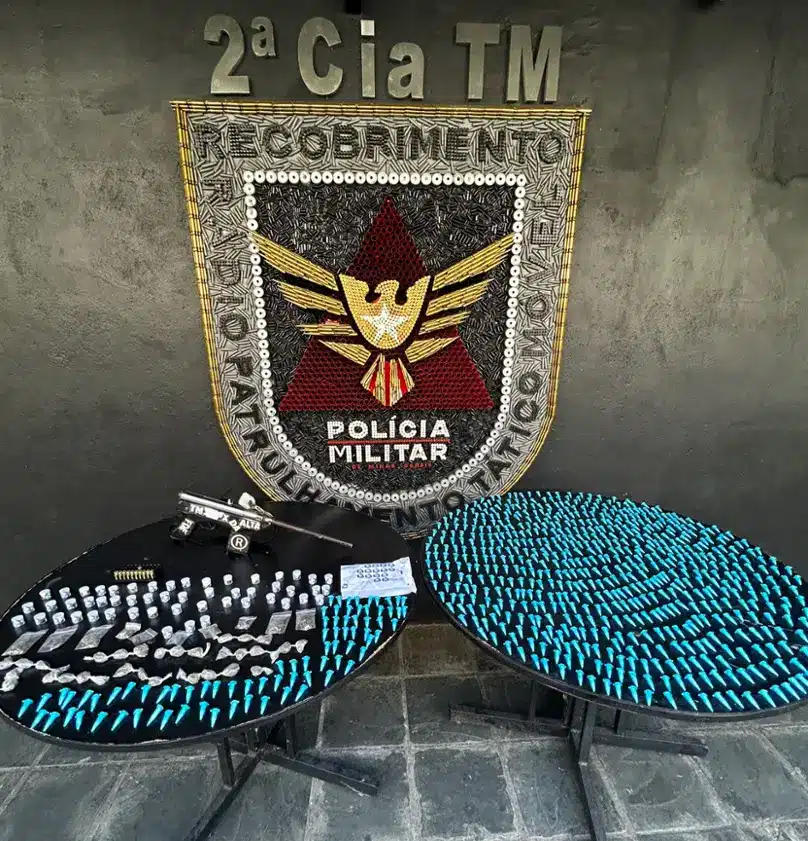 Segundo a PMMG, adolescente foi localizado em casa abandonada com cocaína, maconha, haxixe, arma artesanal e munições.