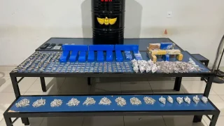 Segundo a PMMG, entorpecentes estavam escondidos em um imóvel no bairro Vila Ipiranga.