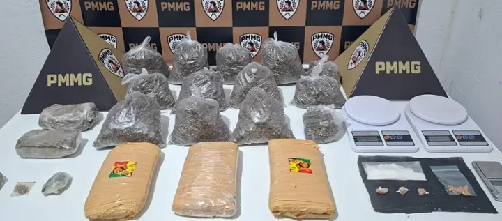 PMMG apreendeu skunk, maconha, cocaína, crack e balanças de precisão em duas casas abandonadas no bairro Bela Vista.
