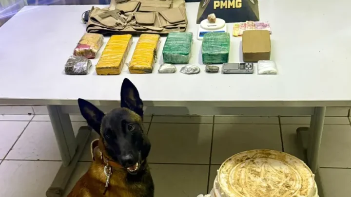 PMMG apreendeu maconha, crack, balanças, materiais para embalagem e outros itens no bairro Limoeiro.