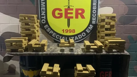 Ação da PMMG na estrada de acesso a Dias Tavares apreendeu drogas, veículos, celulares e R$ 1.459,00.