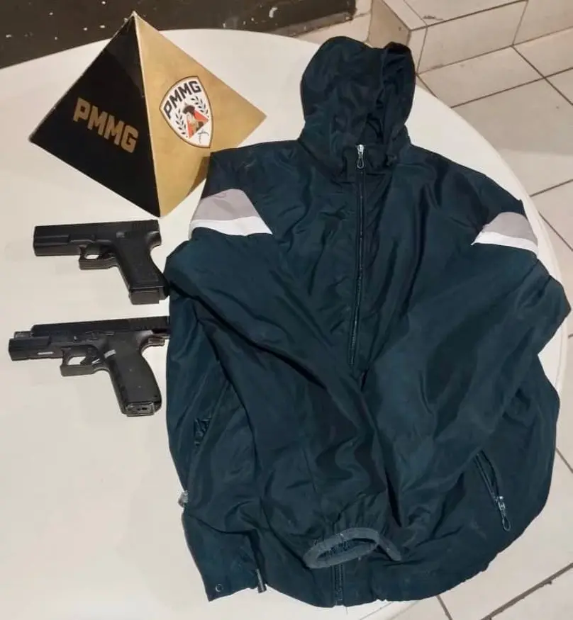 Segundo a PMMG, dois roubos foram registrados no bairro Bom Jardim, e três adolescentes foram apreendidos.