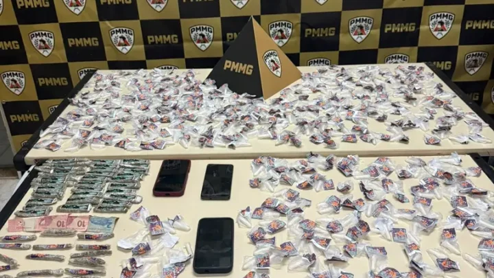 Operações da Polícia Militar terminaram com duas prisões e apreensão de maconha, cocaína, celulares e dinheiro.