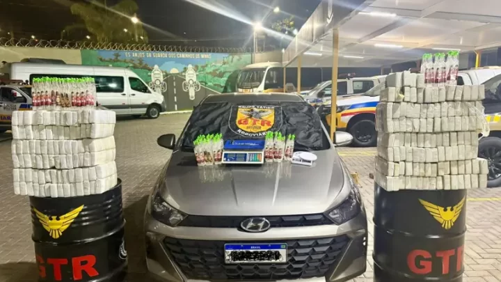 Seis barras de maconha foram encontradas em um carro, e a ocorrência levou à apreensão de mais drogas e à prisão de três homens.