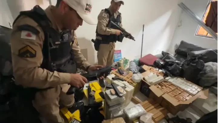 Segundo a PMMG, um homem e duas mulheres foram presos no bairro Tupi B com grande quantidade de drogas, armas, munições e um veículo.