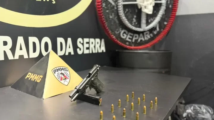 Segundo a PMMG, suspeito de 22 anos foi preso na Vila do Pau Comeu, na região do bairro Serra.