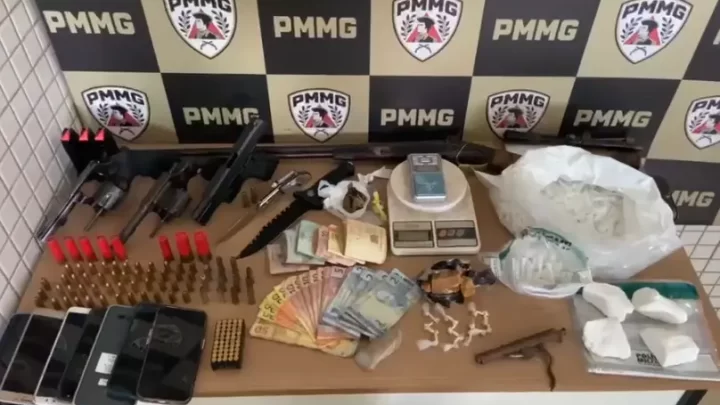 Ação da PMMG cumpriu mandados, apreendeu armas, munições, drogas, celulares e dinheiro no município.