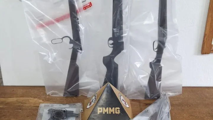 Mandado de busca foi cumprido em uma fazenda na zona rural de Galileia, onde equipes apreenderam armas e munições.