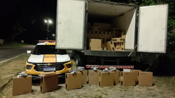 Segundo a PMMG, cerca de 175 mil maços de cigarros sem documentação fiscal foram apreendidos na rodovia.