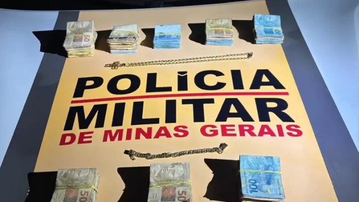 Segundo a PMMG, dinheiro em espécie foi encontrado em carro abordado na BR-356, em Itabirito.