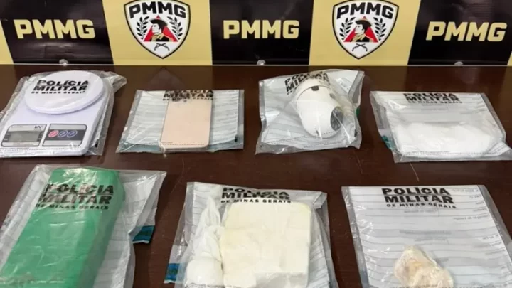 Segundo a PMMG, drogas, balança, celular e outros materiais foram apreendidos em uma residência da cidade.