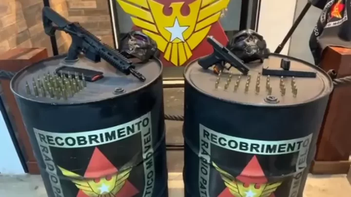 Homem de 26 anos foi preso durante operação da PMMG no aglomerado Vila Ideal, em Ibirité.