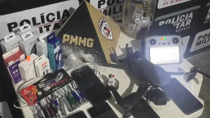 Segundo a PMMG, dois suspeitos foram presos após tentativa de envio de materiais para penitenciária por drone.