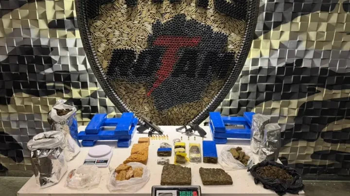 Segundo a PMMG, apreensão ocorreu no Distrito Industrial Jatobá e resultou na localização de armas, munições e drogas.