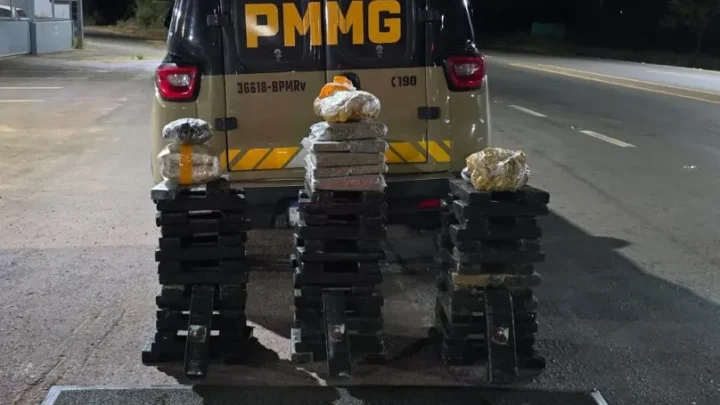 Segundo a PMMG, carro foi abandonado após perseguição na BR-365, e militares encontraram 102 barras de maconha.