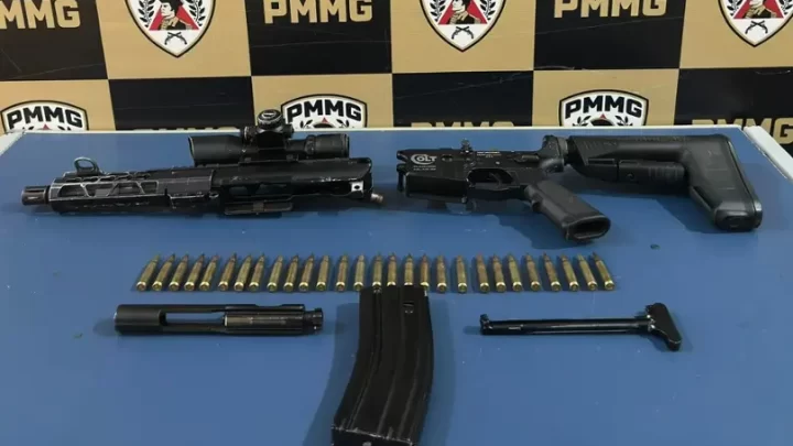 PMMG apreendeu um fuzil calibre 5.56 e um carregador com 28 munições durante cumprimento de mandado; homem de 34 anos foi preso.