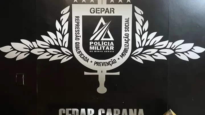 Segundo a PMMG, armamento foi encontrado no aglomerado Cabana durante atendimento de caso enquadrado na Lei Maria da Penha.