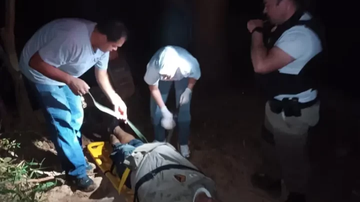 Vítima de 50 anos foi encontrada no leito de um rio e levada para hospital em Araguari.
