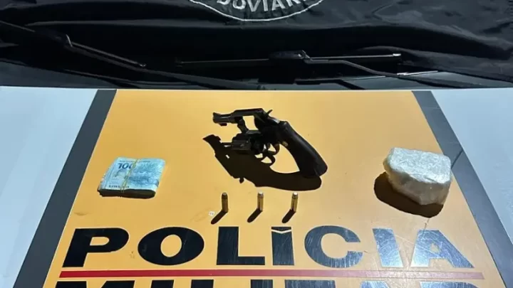 Dupla monitorada pela PM foi abordada em uma van na LMG-743 com a BR-365, em Patos de Minas.