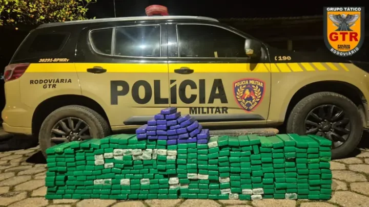 Segundo a PMMG, um homem foi preso após perseguição na MG-050, em Passos, com veículo adulterado e carregado com maconha.
