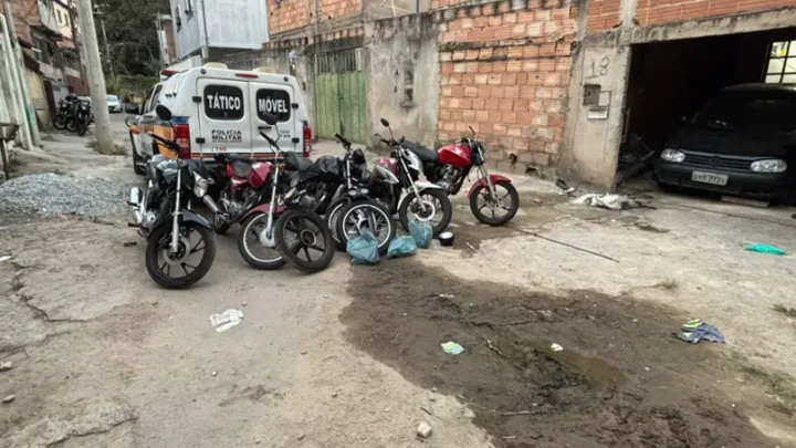 Segundo a PMMG, suspeitos foram presos enquanto desmanchavam motos com queixa de furto em Belo Horizonte.