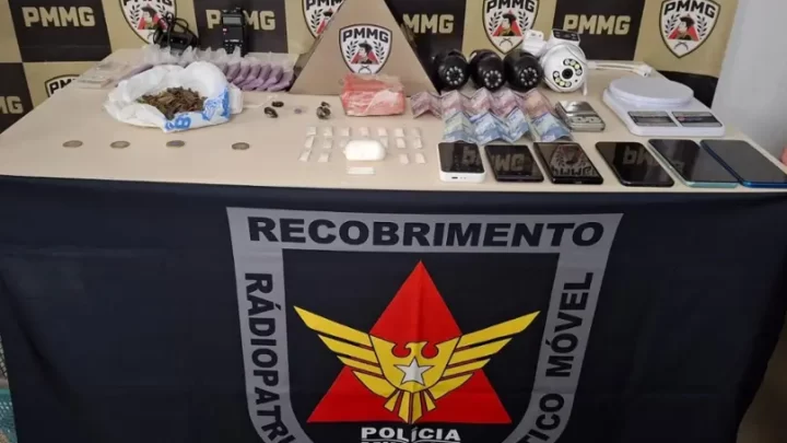 Segundo a PM, dupla foi localizada no bairro Loanda após denúncia de disparos e monitoramento por câmeras.