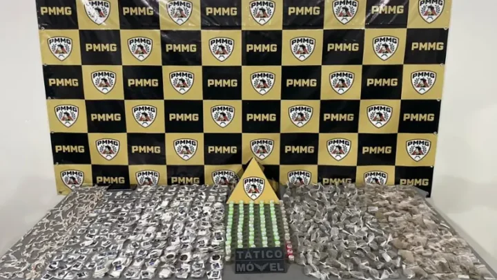 Segundo a PMMG, ocorrência durante a Operação Sargento Rodrigo terminou com prisão, apreensão de adolescentes e drogas em Campo Belo.