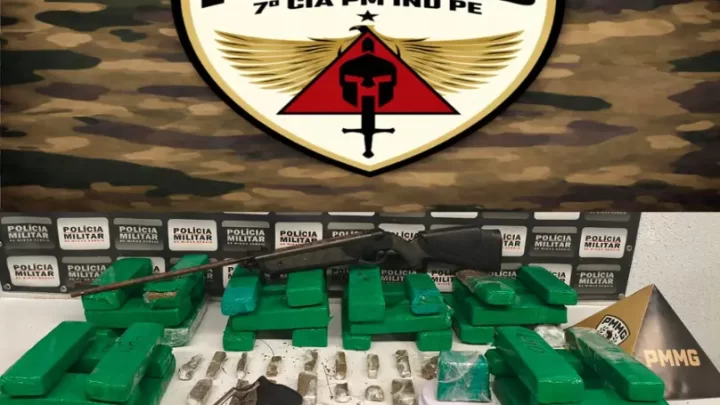 Segundo a PMMG, suspeito de 30 anos foi preso no bairro Belo Vale com drogas, revólver, munições e balança de precisão.