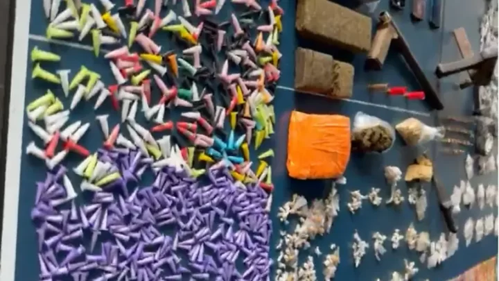 Segundo a PMMG, homem foi preso no bairro Alvorada com drogas, armas, munições, celulares e dinheiro.