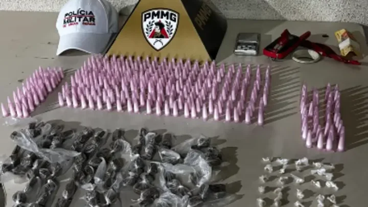 PMMG apreendeu cocaína, maconha, crack, rádio comunicador e balança de precisão no bairro Santa Efigênia.