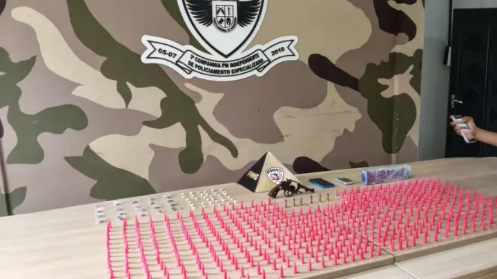 Segundo a PMMG, suspeito alvo de mandado de prisão foi localizado no bairro Serra Dourada com arma, munições e drogas.