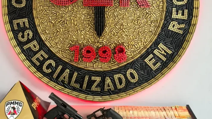 Segundo a PMMG, dois suspeitos armados morreram após confronto durante abordagem no bairro Bernardo Monteiro, em Contagem.