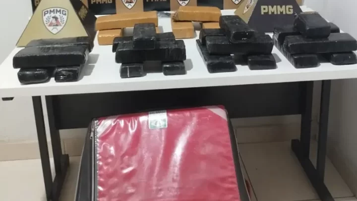 Segundo a PMMG, suspeito de 18 anos foi preso após tentar fugir; 25 barras de maconha foram apreendidas.