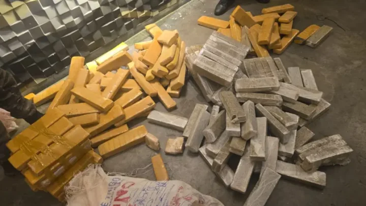 Segundo a PMMG, três homens foram presos no bairro São Sebastião, e 168 barras de maconha foram apreendidas.