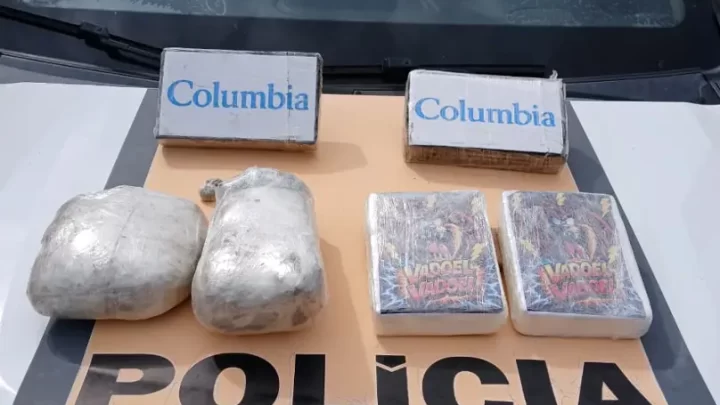 Passageira de 21 anos foi abordada pela PMMG na BR-259 e levada para a delegacia com cocaína, maconha, haxixe, skank e dinheiro.