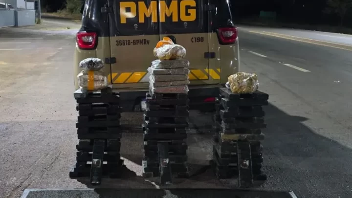 Segundo a PMMG, carro foi abandonado após perseguição, e policiais encontraram 102 barras de maconha.