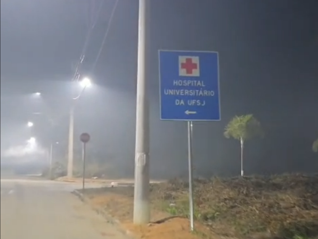 Fumaça provocada por incêndio em lotes vagos reduz a visibilidade na região do Hospital Universitário da UFSJ, em Divinópolis.
