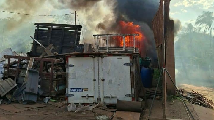 incendio-atinge-deposito-materiais-reciclaveis-divinopolis