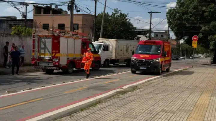 colisao-entre-caminhao-e-automovel-deixa-tres-feridos-em-divinopolis