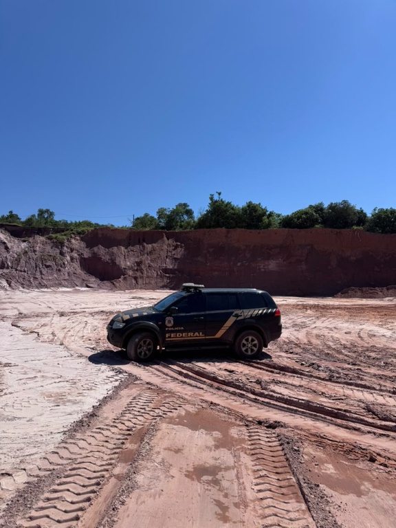 PF suspende extração ilegal de areia em Ibiraci (MG) e apreende equipamentos